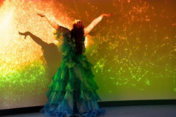 Com performances, teatro, projeção, degustação de produção orgânica e arte circense, evento uniu famílias em noite de cultura e educação ambiental.