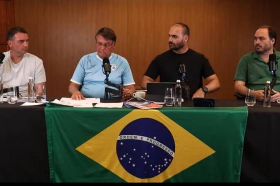 Nova etapa da operação da Polícia Federal, realizada nesta segunda-feira, tem como alvo Carlos Bolsonaro, filho do ex-presidente