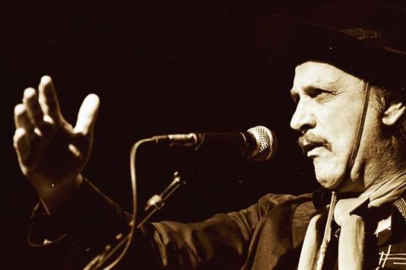 Organizada por Izabel L?Aryan e Renato Fagundes, conta com a apresentação de canções e poemas