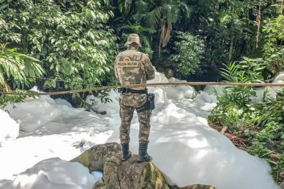 Caminhão tombou segunda-feira, despejando ácido sulfônico em área de proteção ambiental