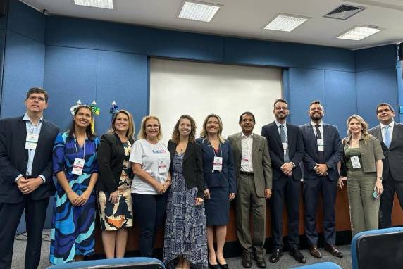 A conferência reuniu instituições de educação básica e de ensino superior do país, representadas por professores e alunos, Conselhos Municipais e Estaduais de Educação, e segmentos da sociedade que atuam na área, com o objetivo de pensar, dialogar e construir as diretrizes para o novo PNE, que terá vigência de 10 anos e deverá contemplar as perspectivas da sociedade no momento atual.