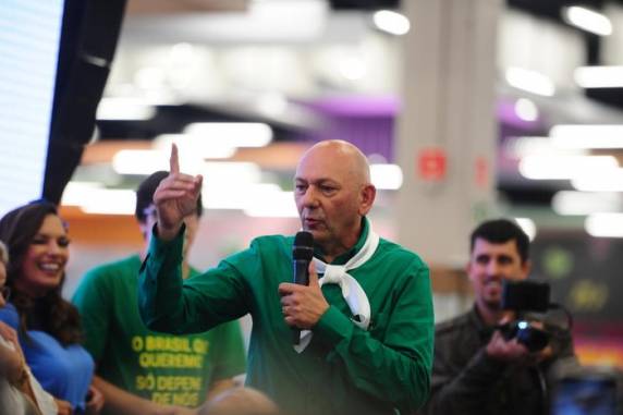 Colaboradores da rede de lojas Havan teriam sido induzidos a votar em Jair Bolsonaro; dono da rede de lojas negou ter cometido irregularidades