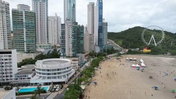Prédio fica em frente à Praia Central, que passou por megaobra de alargamento da faixa de areia e é um dos pontos mais visitados por turistas. Município tem 7 dos 10 mais altos residenciais do país.