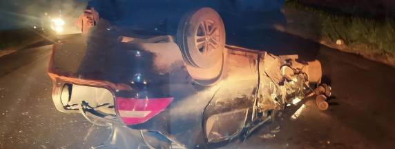 Devido a colisão um dos veículos capotou na rodovia.