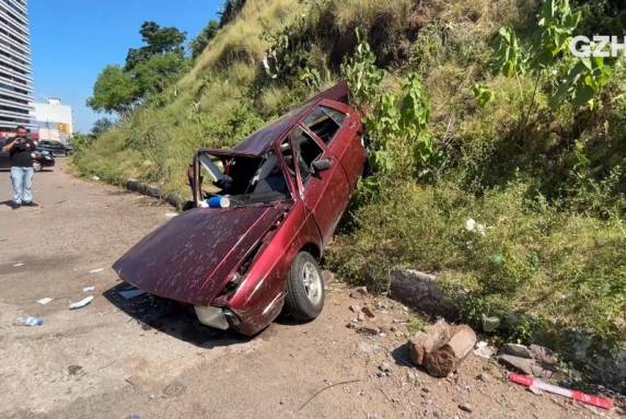 Ponto da queda fica na linha que divide a cidade brasileira Santana do Livramento e Rivera, do país vizinho; homem fez o teste do etilômetro, que deu negativo
