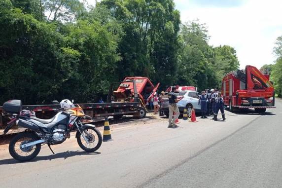 Colisão envolveu veículo e caminhão na rodovia próxima à localidade de Serra do Segredo, em Almirante Tamandaré do Sul