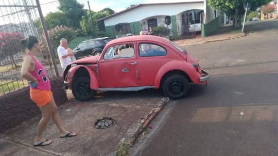 O motorista do veículo ficou preso às ferragens e precisou ser desencarcerrado pelos Bombeiros