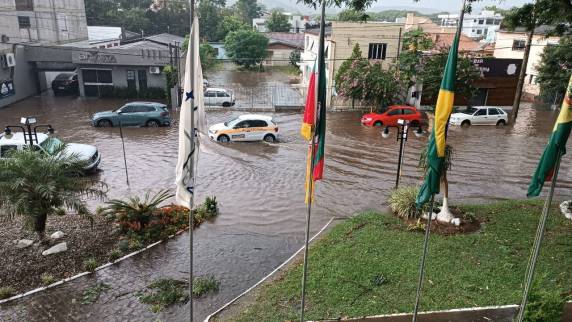 Apesar de durar apenas 20 minutos, tempestade deixou partes da cidade alagadas e causou quedas de árvores e postes, o que levou diferentes localidades do município a ficarem sem energia elétrica