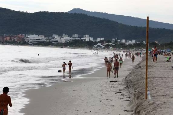 Prefeitura, responsável pelo serviço, justifica que aparecimento do desnível já era esperado e faz manutenção no espaço. Biólogo prevê impactos negativos na região.