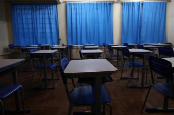 Número de professores também caiu; especialistas analisam desafios de 2024 para os mais de 690 mil estudantes matriculados