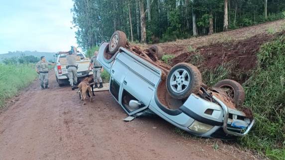 Os dois veículos estavam carreados de cigarros que foram apreendidos pela Brigada Militar