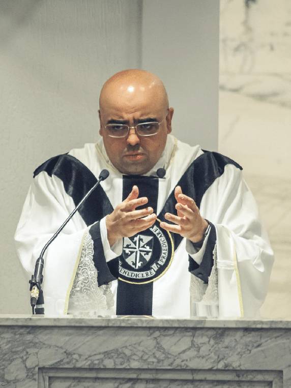 Sacerdote afirma que equipamento armazena os 