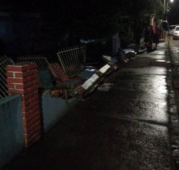 A forte chuva da noite desta sexta-feira (23) deixou ruas alagadas e derrubou o muro da APAE do município