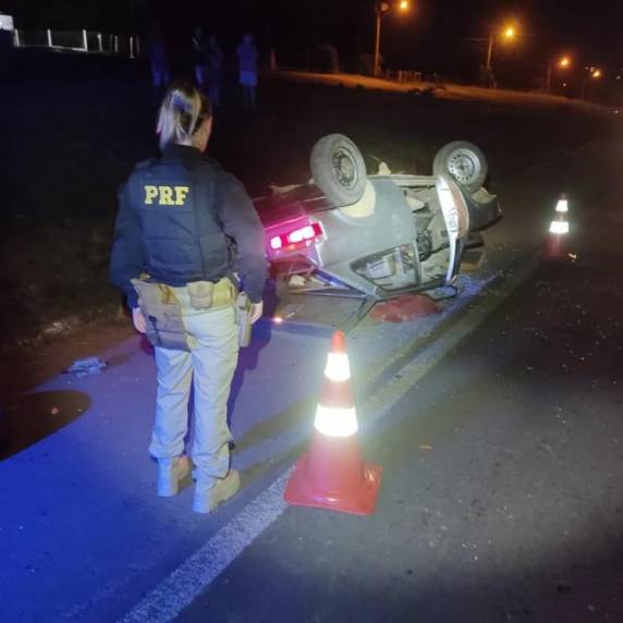 O veículo envolvido foi o VW/Gol, emplacado em Santiago, que restou capotado sobre o acostamento.