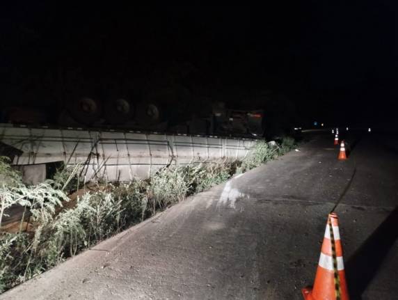 A carreta, carregada com soja, transitava em direção a Passo Fundo quando, por motivos ignorados, o condutor, que estava sozinho, perdeu o controle do veículo