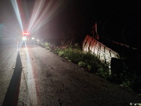 A carreta, carregada com soja, transitava em direção a Passo Fundo quando, por motivos ignorados, o condutor, que estava sozinho, perdeu o controle do veículo