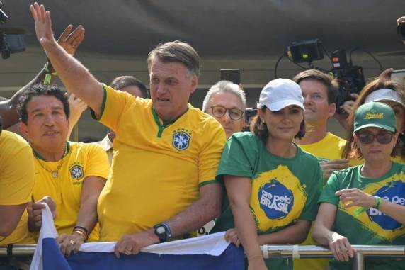 Governador de São Paulo, Tarcisio de Freitas, acompanhou chegada do ex-presidente; presidente do PL, Valdemar da Costa Neto, esteve presente no começo da manifestação