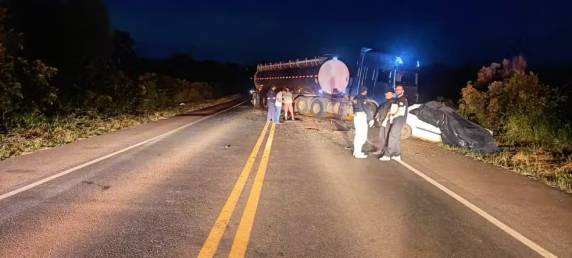 Vítimas são dois homens e três mulheres. Motorista do caminhão não se feriu e fez o teste do bafômetro, que não apontou a ingestão de álcool.