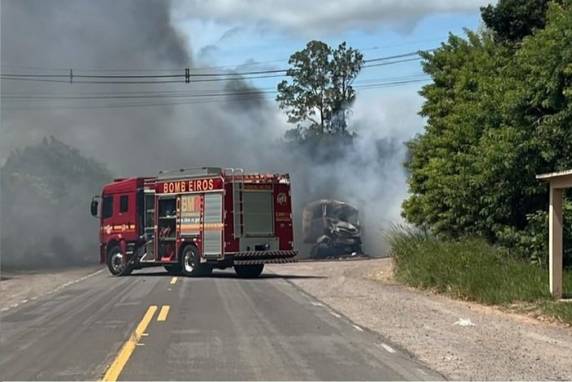 Veículos pegaram fogo após acidente na RS-030