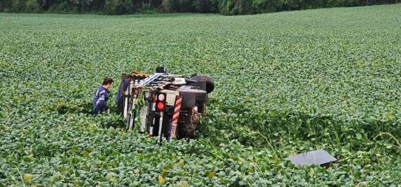 Três pessoas que ocupavam uma caminhonete ficaram feridas