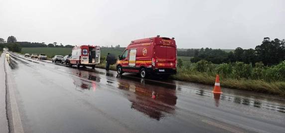 Três pessoas que ocupavam uma caminhonete ficaram feridas