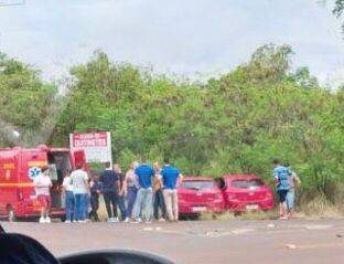Colisão entre dois veículos aconteceu por volta das 11h30min de hoje