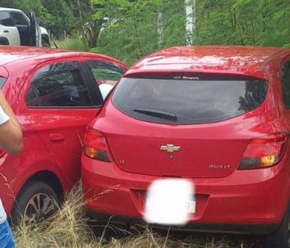 Colisão entre dois veículos aconteceu por volta das 11h30min de hoje