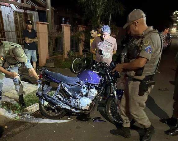 Motocicleta colidiu em veículo que saia de uma garagem