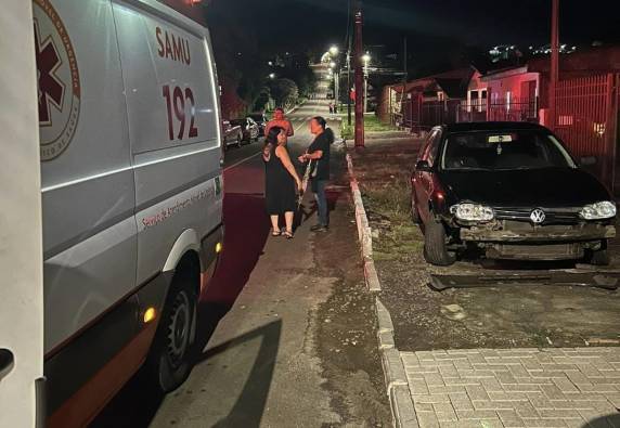 Motocicleta colidiu em veículo que saia de uma garagem