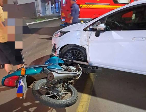 O condutor da moto sofreu lesões leves e foi socorrido no local pelo Corpo de Bombeiros e pelo Samu.