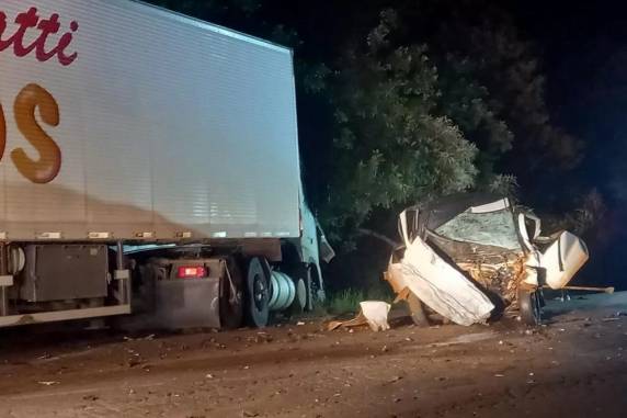 Vítimas estavam no automóvel e ainda não foram identificadas