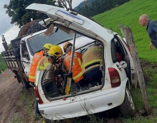 Uma colisão envolveu uma caminhonete e um automóvel em Vila Cascata, e vitimou um três-maiense