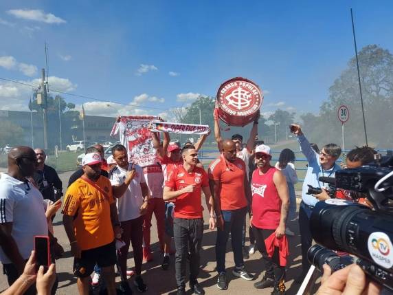 Atacante colombiano desembarcou por volta das 14h30min em Porto Alegre