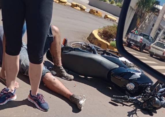 A colisão envolvendo carro e motocicleta foi registrada na rótula da Rua Uruguai em frente a Bell Móveis.