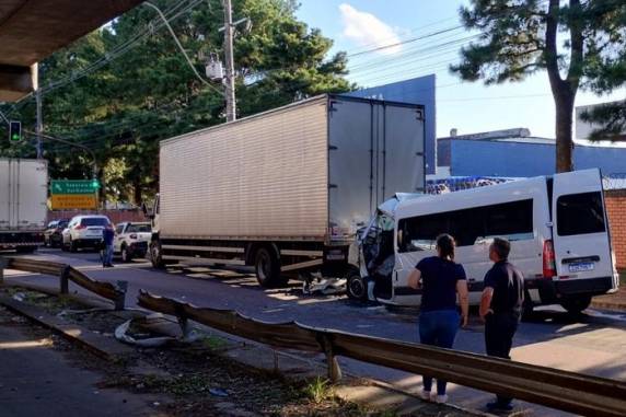 Acidente envolveu quatro veículos; pista lateral de trecho da rodovia chegou a acumular três quilômetros de congestionamento