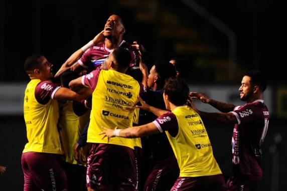 Equipe grená venceu por 1 a 0, gol do atacante Vitor Feijão