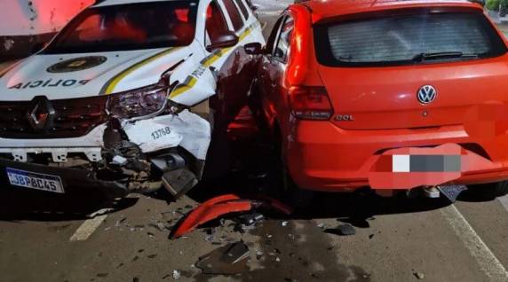 A condutora de um Gol perdeu o controle da direção e se chocou contra uma viatura da Brigada Militar que estava estacionada.