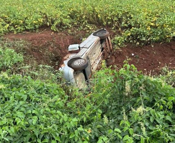 O motorista que viajava sozinho capotou o veículo na lateral da rodovia