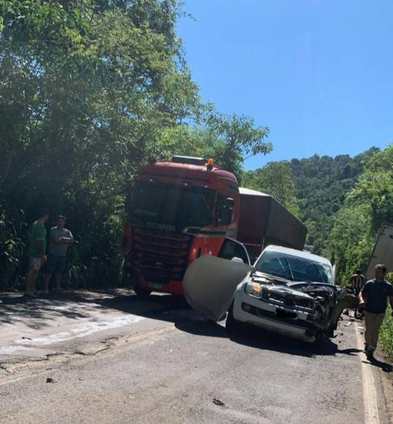 Quatro veículos se envolvem em acidente na RSC-472, próximo à ponte do rio Turvo
Acidente aconteceu por volta de 10h25min