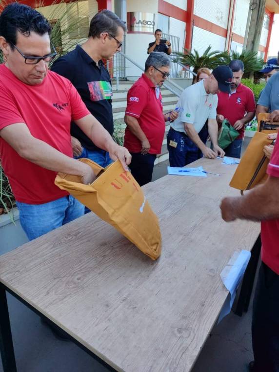 A proposta inclui o programa de lay-off, com suspensão temporária dos contratos, mantendo 100% da base de remuneração durante férias, sem impacto no 13º salário.