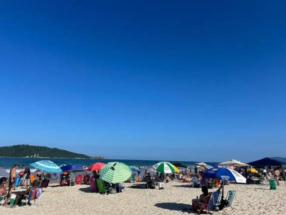 Recomendação é que pessoas evitem exposição ao sol nas horas mais quentes do dia, mantenham-se hidratadas e usem protetor solar. Alerta vale para todo o estado, mas Serra tem risco mais baixo.