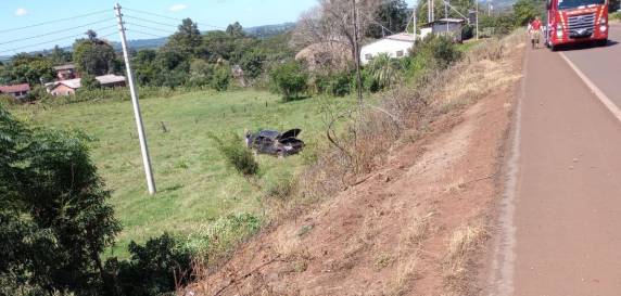 O motorista, que estava sozinho, sofreu escoriações leves e foi encaminhado pela equipe do Samu para atendimento médico. A ocorrência mobilizou o Corpo de Bombeiros de Santa Rosa.