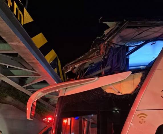 Veículo, de dois andares, bateu a parte superior no viaduto que dá acesso ao bairro Meia Praia.