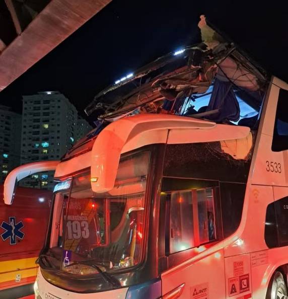 Veículo, de dois andares, bateu a parte superior no viaduto que dá acesso ao bairro Meia Praia.