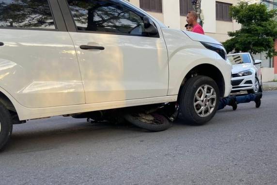 Acidente aconteceu na Rua Pedro Tomasi, por volta das 18h desta quinta-feira