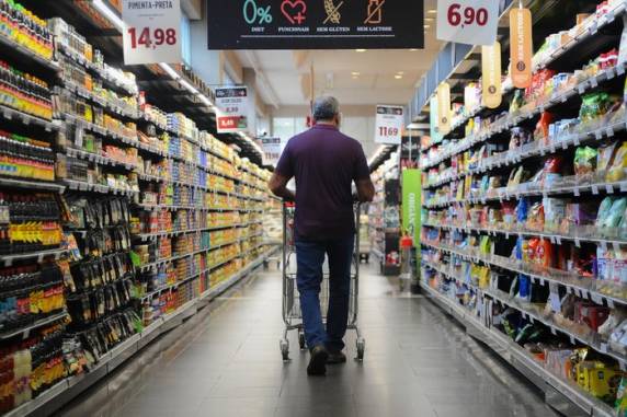 Famílias da faixa média alta foram as que mais sentiram a inflação, com reajustes das mensalidades escolares e dos combustíveis