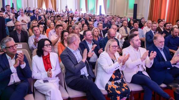 O anúncio aconteceu em evento no Palácio Piratini, com a presença do governador Eduardo Leite, da secretária de saúde Arita Bergmann e representantes de entidades.