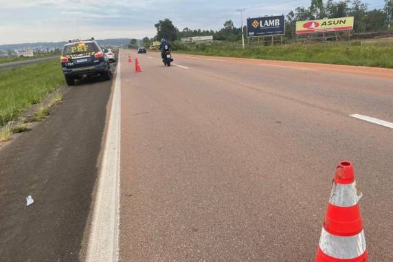 Acidente foi registrado no quilômetro 297 da via; atendimento causa bloqueio parcial na região
