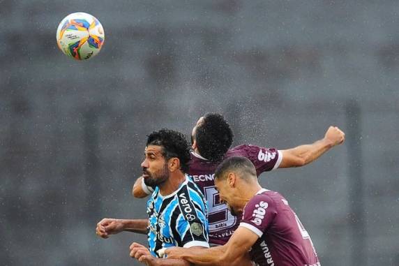Cristaldo e Diego Costa fizeram para o Tricolor, que poderá até empatar na Arena para avançar; time grená descontou com gol contra de Du Queiroz