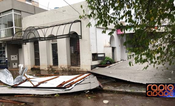 Folhas de zinco retorcidas foram encontradas no meio das calçadas, evidenciando a intensidade do fenômeno climático.